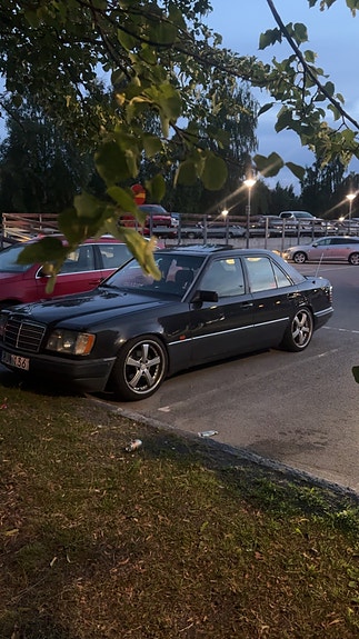Mercedes-Benz E220 2 of 10