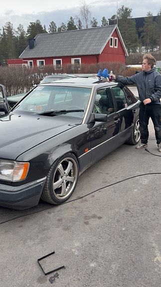 Mercedes-Benz E220 4 of 10
