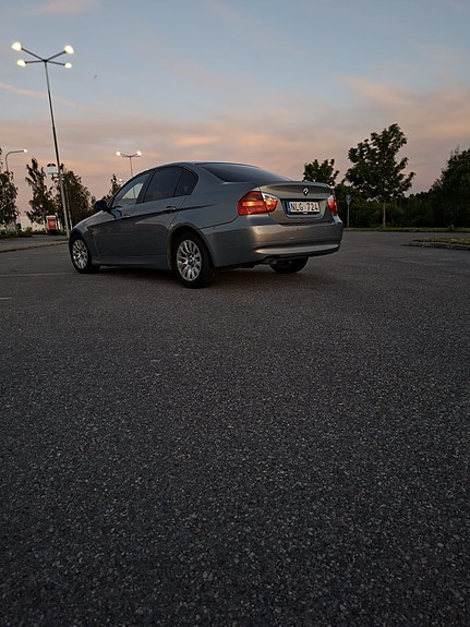 BMW 320d 4 of 5