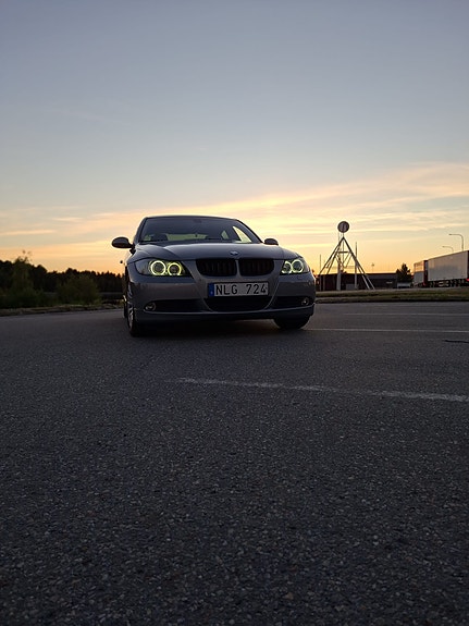 BMW 320d 2 of 5