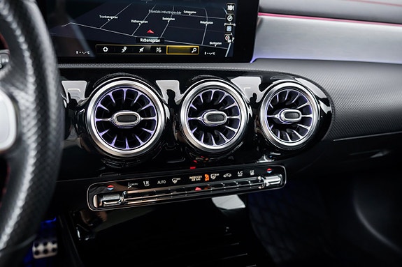 Mercedes-Benz CLA250 e 17 of 26