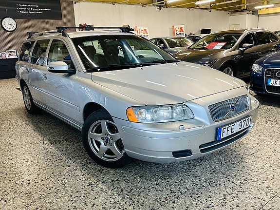 Volvo V70 3 of 5