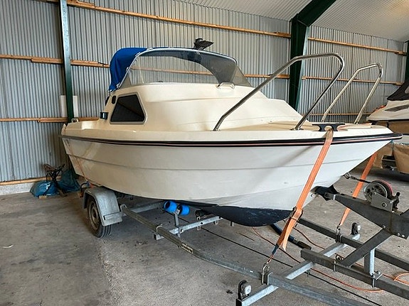 Uttern 460 – Yamaha 40 hk Autolube – TK-trailer ingår