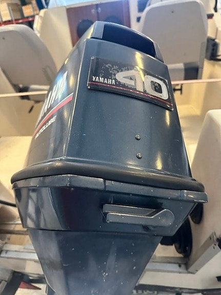 Uttern 460 – Yamaha 40 hk Autolube – TK-trailer ingår 7 of 12