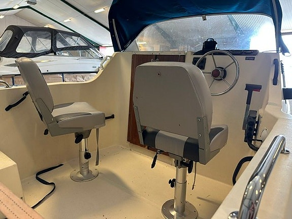 Uttern 460 – Yamaha 40 hk Autolube – TK-trailer ingår 4 of 12