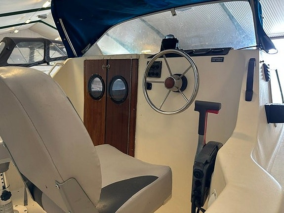 Uttern 460 – Yamaha 40 hk Autolube – TK-trailer ingår 3 of 12