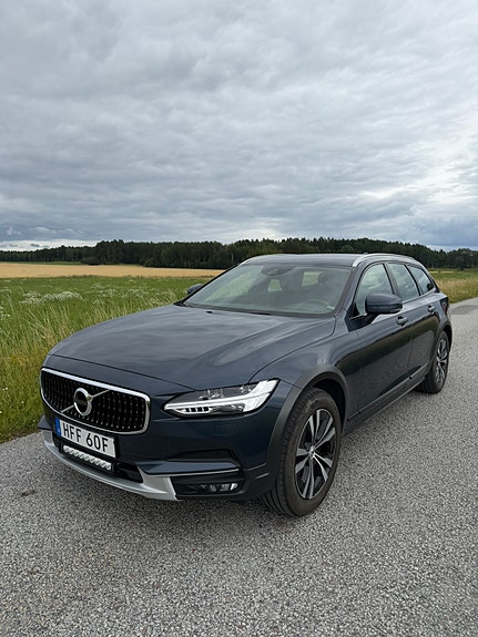 Volvo V90 Cross Country 2 of 5