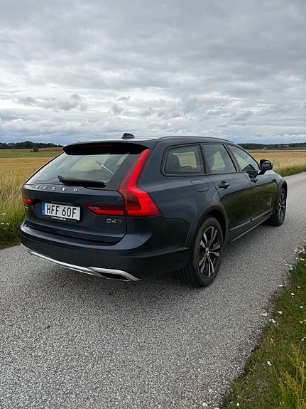 Volvo V90 Cross Country 3 of 5