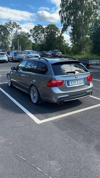 BMW 325i 3 of 5