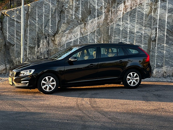 Volvo V60 2 of 5