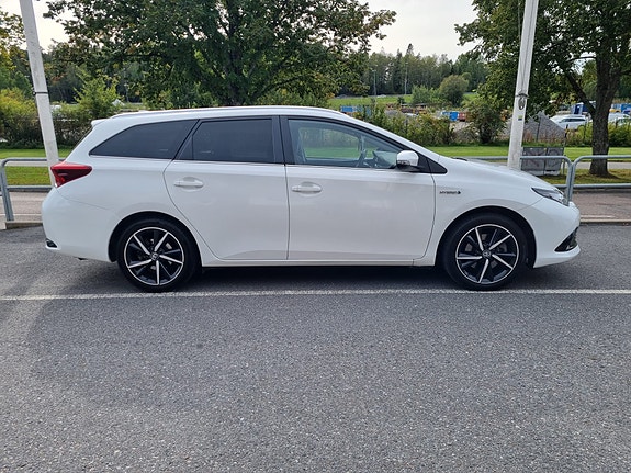 Toyota Auris 2 of 7