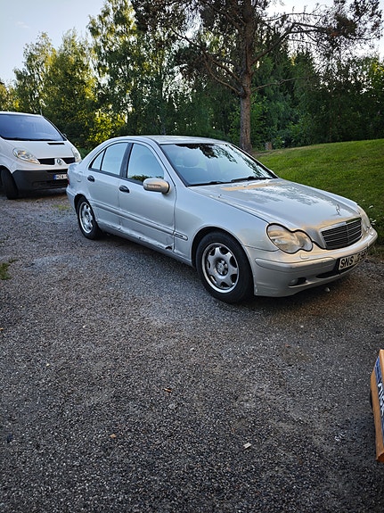 Mercedes-Benz C200 2 of 2