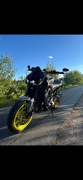 Yamaha MT-09 2 of 3