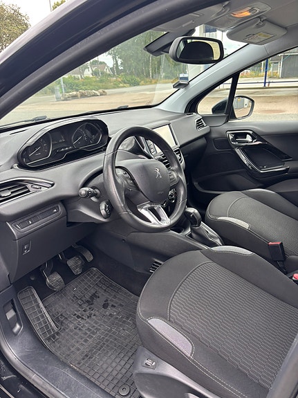 Peugeot 208 8 of 13