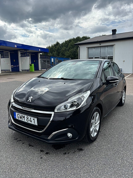Peugeot 208 2 of 5