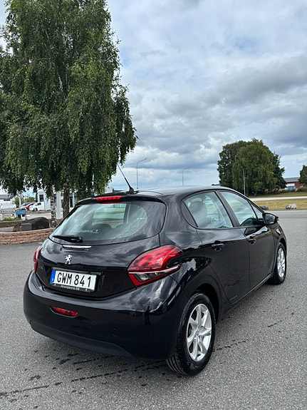 Peugeot 208 3 of 5