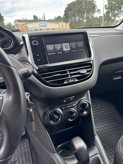 Peugeot 208 10 of 13