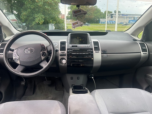 Toyota Prius 5 of 5