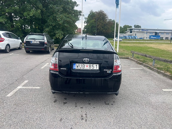 Toyota Prius 3 of 5
