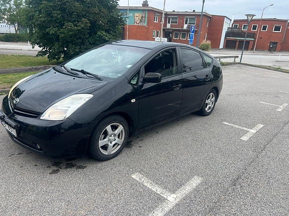 Toyota Prius 2 of 5