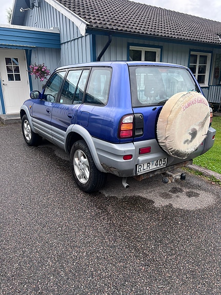 Toyota RAV4 3 of 9