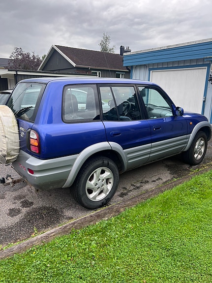 Toyota RAV4 4 of 9