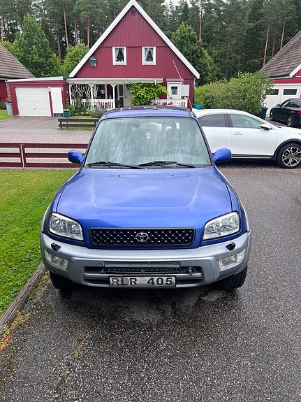 Toyota RAV4 2 of 9