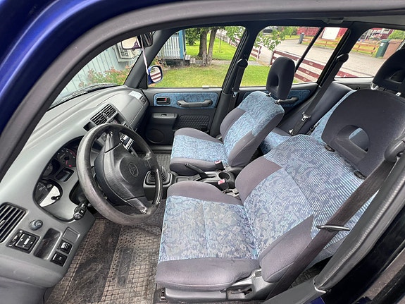 Toyota RAV4 5 of 9