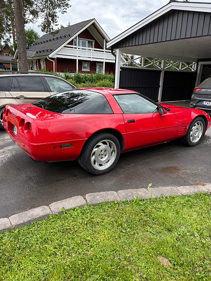 Chevrolet Corvette 4 of 5