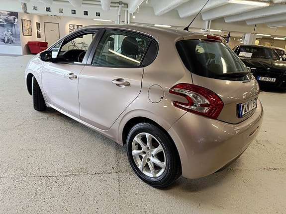 Peugeot 208 3 of 5