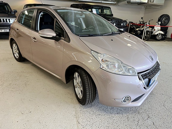 Peugeot 208 2 of 5