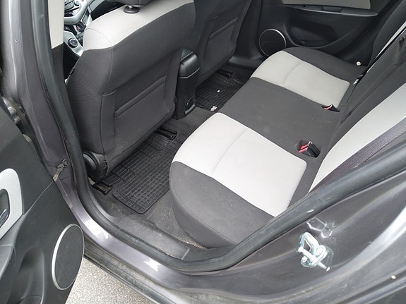 Chevrolet Cruze 5 of 6
