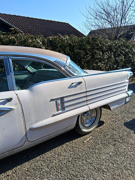 Oldsmobile 88 3 of 5