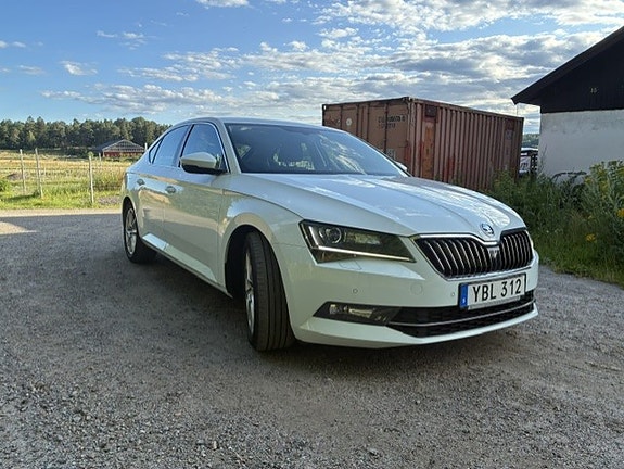 Skoda Superb 2 of 8