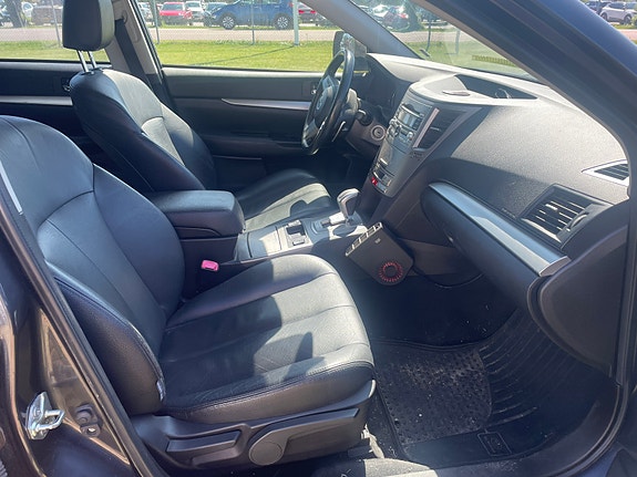 Subaru Legacy 2 of 3