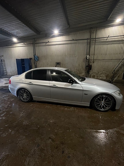 BMW 325i 4 of 5