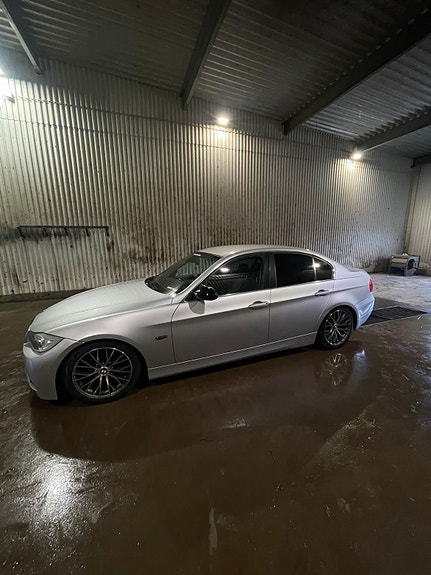 BMW 325i 3 of 5