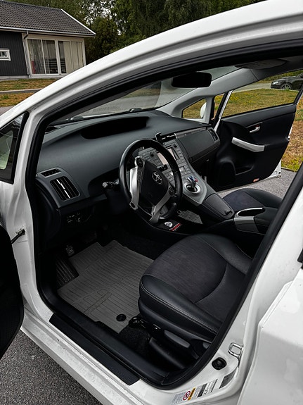 Toyota Prius Plug-in Hybrid 2 of 4