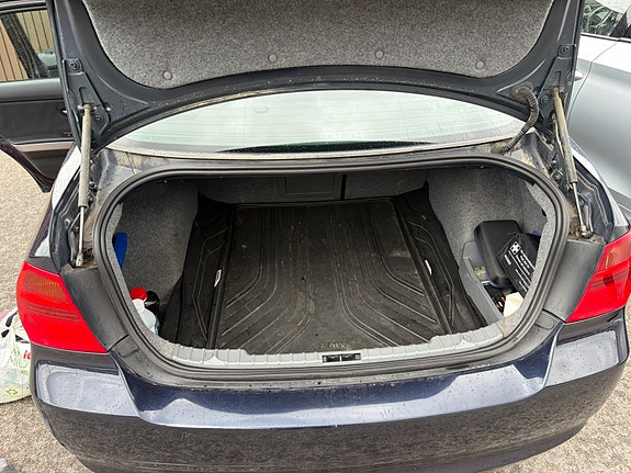 BMW 318i 11 of 15