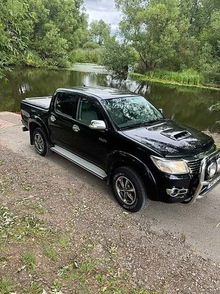 Toyota HiLux 2 of 8