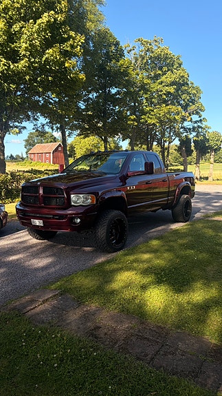Dodge RAM 3500 2 of 5