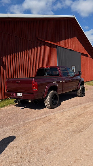 Dodge RAM 3500 3 of 5