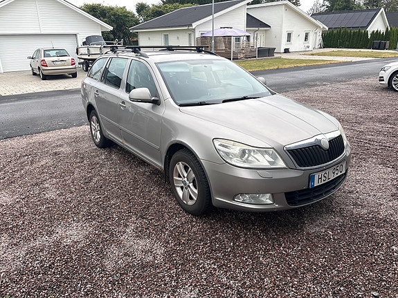 Skoda Octavia 2 of 4