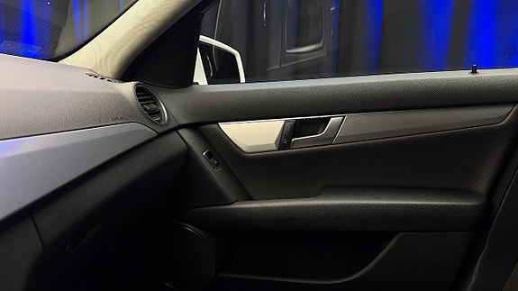 Mercedes-Benz C220 30 of 30