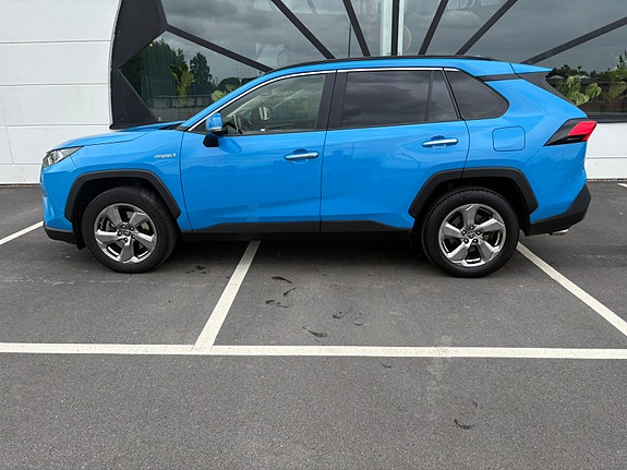 Toyota RAV4 2 of 11