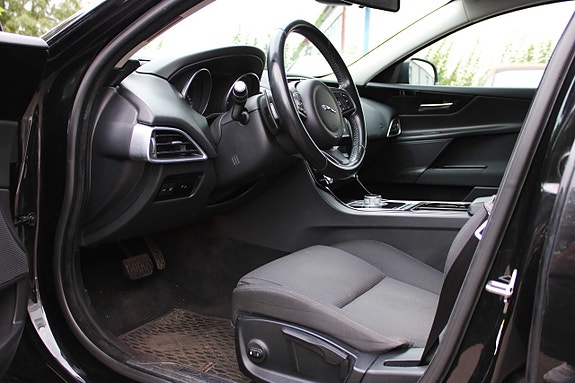 Jaguar XE 3 of 5
