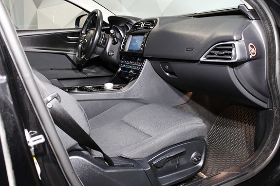Jaguar XE 12 of 20