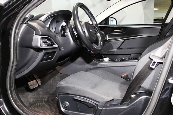 Jaguar XE 11 of 20
