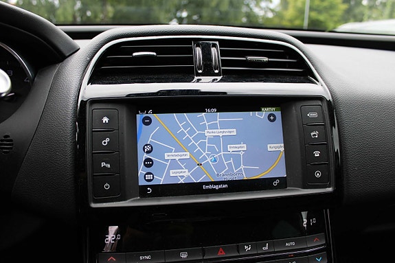 Jaguar XE 4 of 5