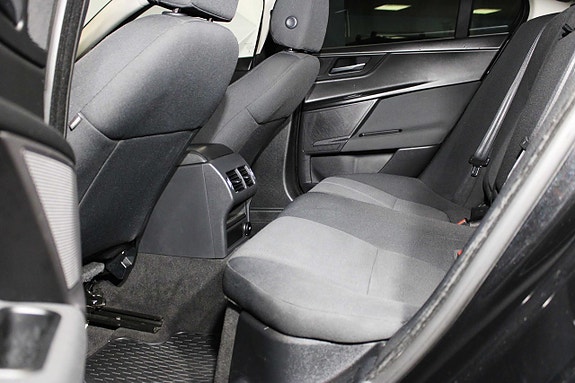 Jaguar XE 13 of 20